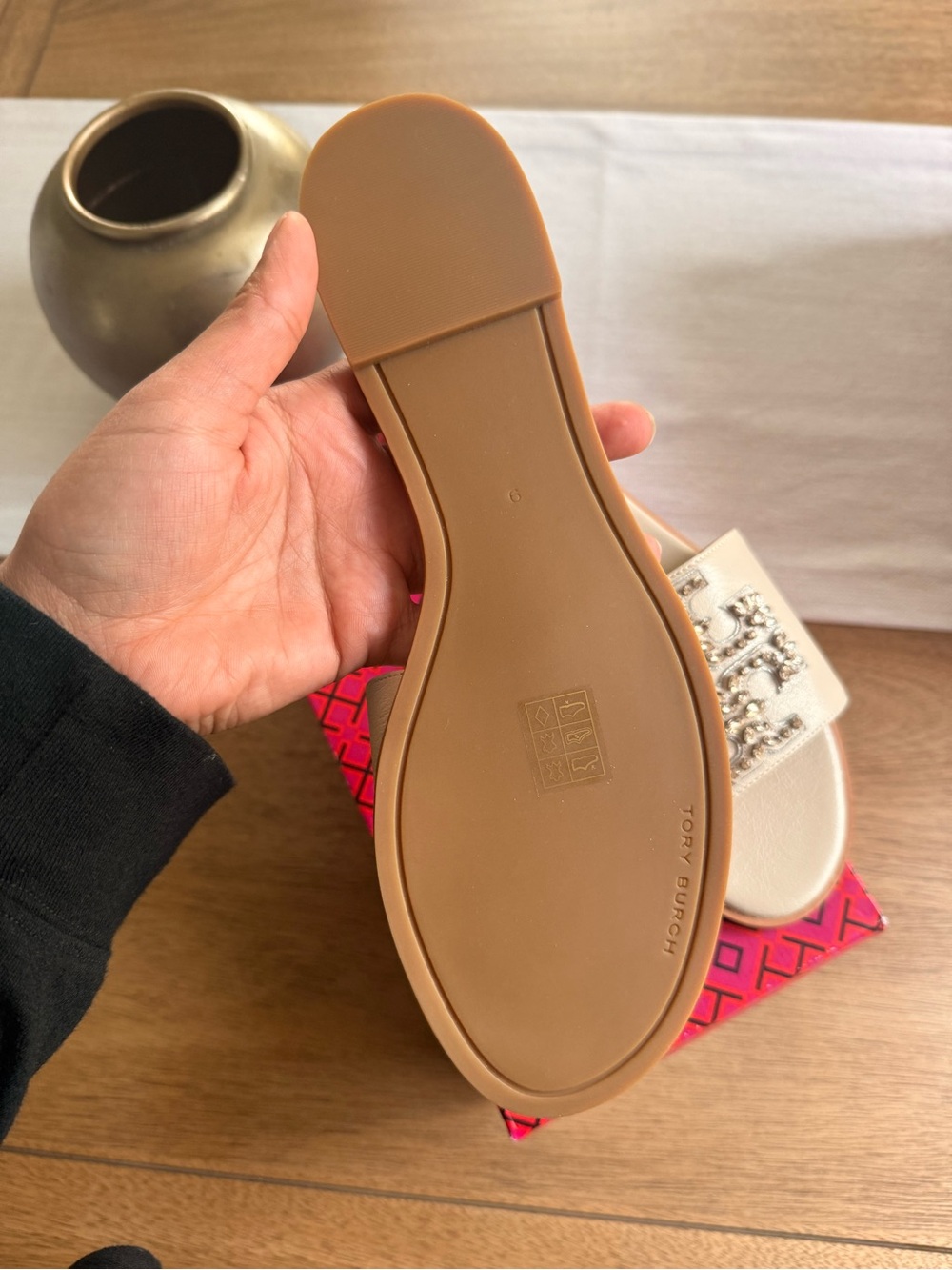 New tory burch EVERLY EMBELLISHED SLIDE
FELLINI DOMESTIC in Dulce leche - Picture 4 of 9